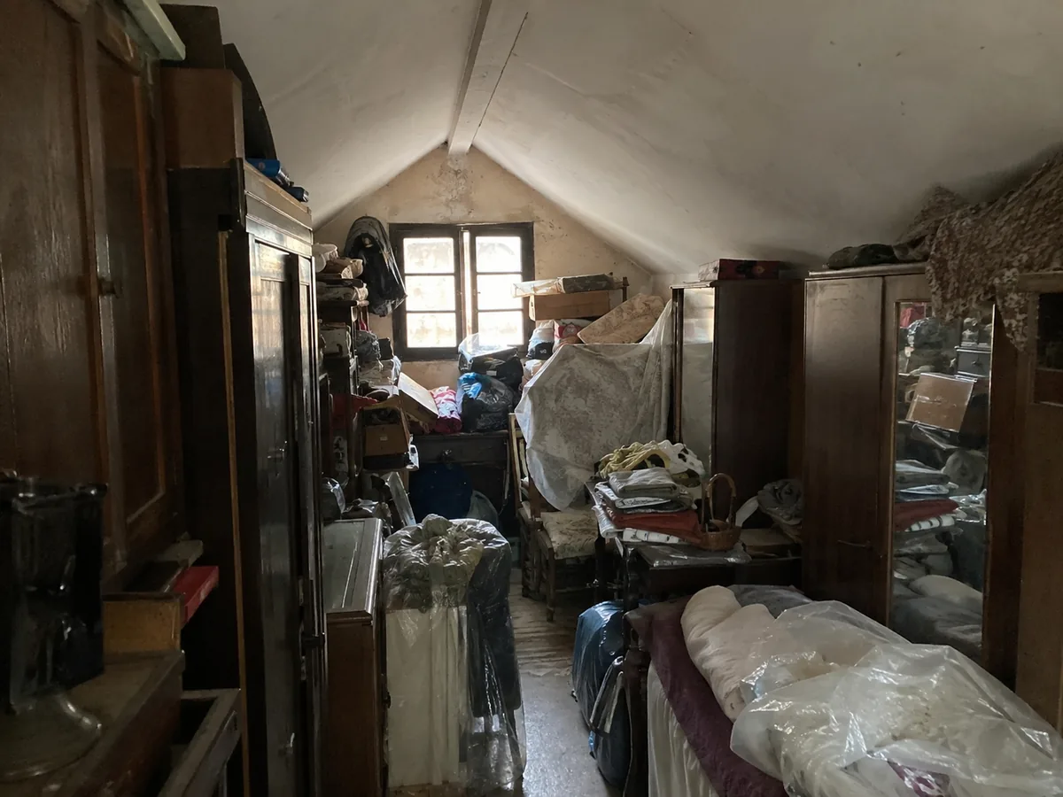 Затрупан таван със стари мебели и вещи в София